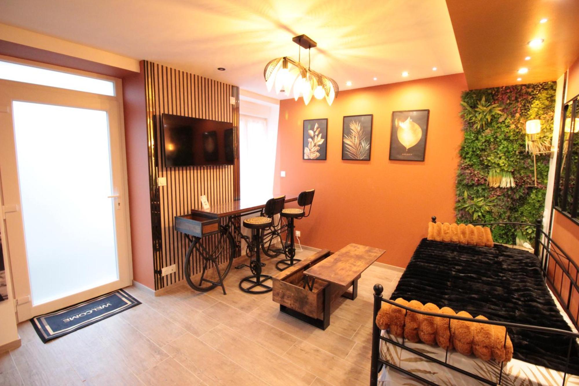 ורדון-סור-מוס Luxury Studio, Rez De Chaussee, Parking Prive Video Surveillance, Canape Haute Qualite Convertible Couchage 2 Personnes, Centre Ville Proche, Restaurant, Boulangerie 2 Minutes A Pied, Terrasse - 800Metre Carre De Terrain - Gere Par Presta-Zen'Service מראה חיצוני תמונה